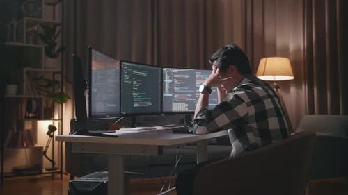 Programmeur asiatique ayant mal à la tête créant un ingénieur logiciel développant une Appli, un programme