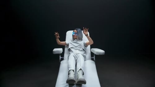 Chica futurista con sensores que explora la interfaz del ciberespacio en un cuarto oscuro