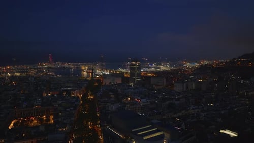 Luftaufnahmen von nächtlichen Straßen und Gebäuden der Stadt im historischen Stadtzentrum und im Hafen an der Küste