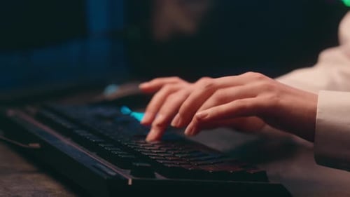 Fille méconnaissable, femme, mains d'un programmeur, hacker, codage de données, Web, antivirus, clavier de saisie