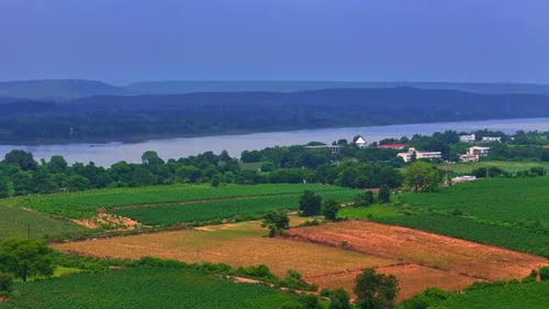 Das grüne Ackerland liegt unterhalb der Berge und bietet einen schönen Blick auf die Schönheit der Natur