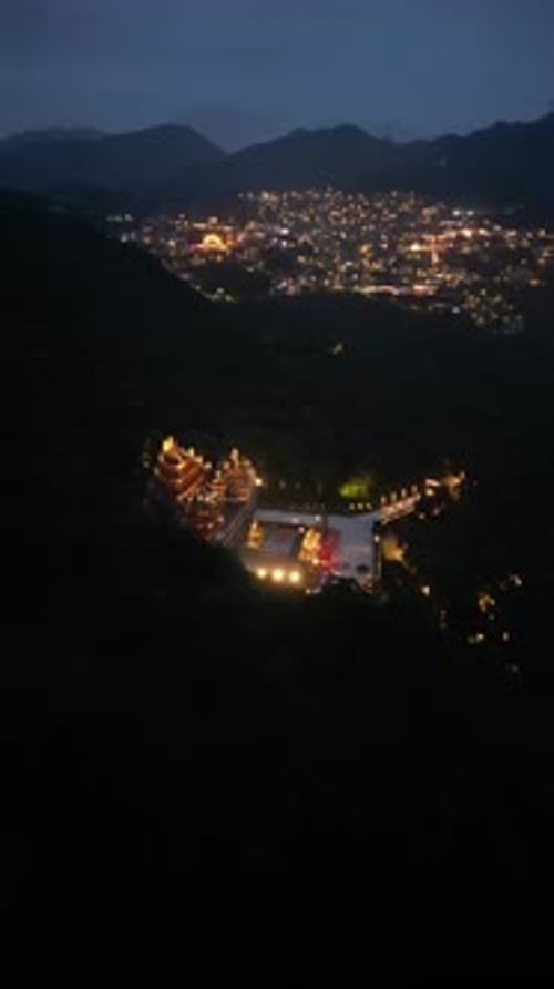 Vidéo aérienne de la ville illuminée la nuit Jiufen Taiwan