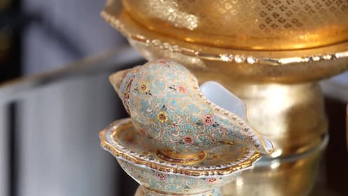 Belle conque en porcelaine pour cérémonie de mariage thaïlandaise, gros plan