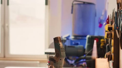 Gros plan d'un routeur électrique sur une mouleuse à broche dans un atelier d'assemblage de meubles