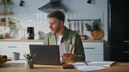 Lectura profesional enfocada de papel en casa, trabajo independiente barbudo, análisis