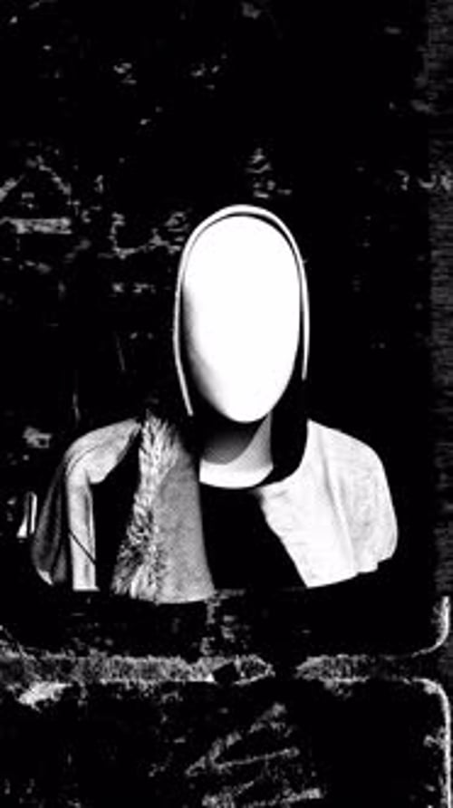 Portrait-Klon mit Kapuze und Geräusch- und Glitch-Effekten