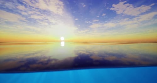 Sonnenuntergang über ruhigem Meerwasser, das den farbenfrohen Himmel in der Dämmerung widerspiegelt