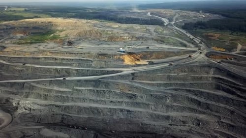 Luftaufnahme eines ausgedehnten und umfassenden Bergbaubetriebs, der im Gange ist — Stockclip