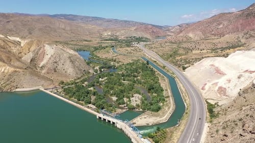 Vue aérienne des montagnes et de l'autoroute du lac Dam