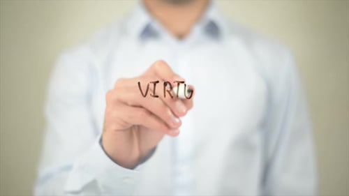 Virtual Private Network Man schreibt auf transparentem Bildschirm