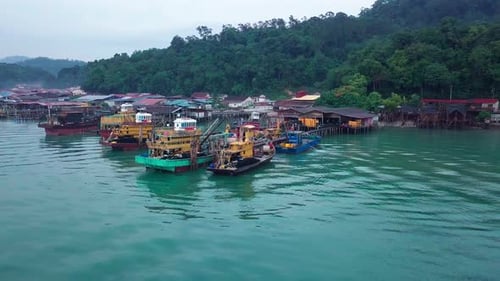Luftaufnahme der Fischerdorfhäuser auf der Insel Pangkor, Malaysia