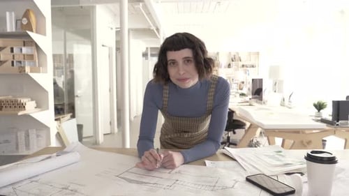 Junge Designerin konzentriert sich auf Pläne im Kreativstudio in Kanada