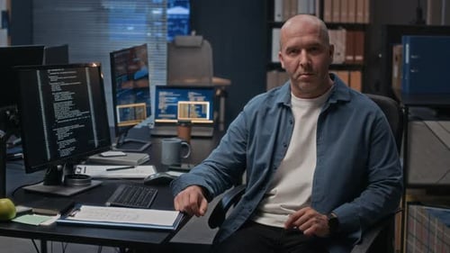 Porträt eines fokussierten männlichen Softwareentwicklers am Computer im modernen Büro