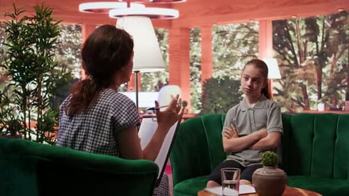 Der Psychotherapeut hört zu und macht sich Notizen während der Therapiesitzung mit einem Mädchen im Teenageralter