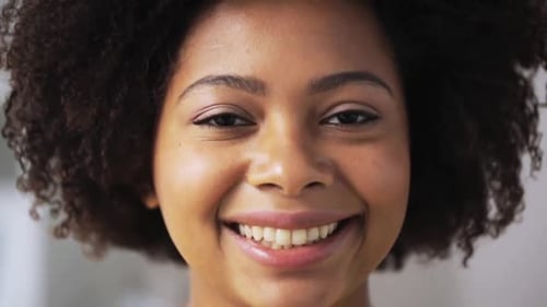 Concept de personnes, de race, d'ethnicité et de portrait - Jeune femme afro-américaine heureuse