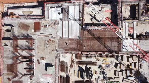 Vista aérea de un sitio de construcción con grúas en funcionamiento
