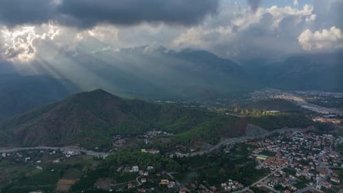 Rayons de soleil à travers les nuages