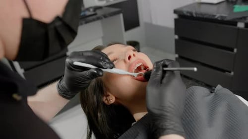 Zahnärztliche Untersuchung der Zähne des Patienten Zahnarzt Zahnklinik Patient mit Zahnschmerzen und Karies