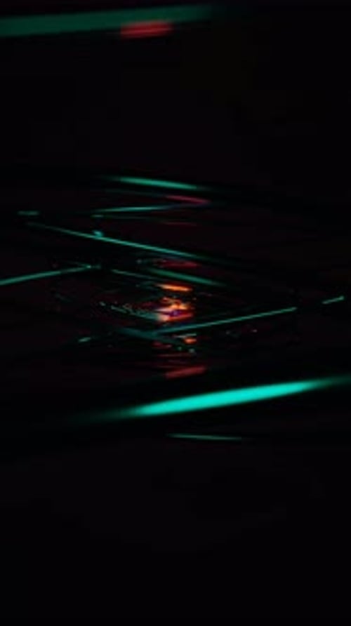 Vidéo verticale d'une boucle VJ hypnotique vibrante avec des motifs psychédéliques au néon tourbillonnant