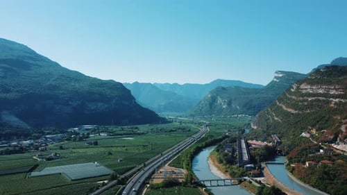 Carretera con coches en un día soleado
