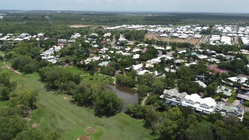 Fliegen Sie über eine schöne Nachbarschaft mit Golfplatz in Darwin