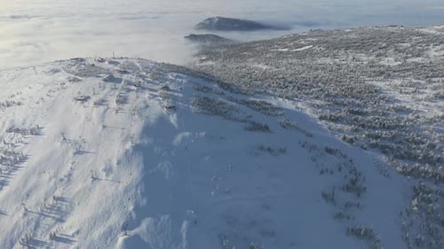 Vue aérienne du panorama du sommet enneigé avec les pistes et le réseau de remontées mécaniques à Sheregesh