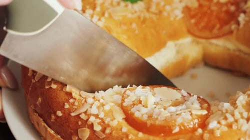Roscón de Reyes Un pastel redondo horneado con una rica masa de levadura y decorado con azúcar, almendras y