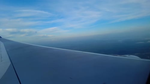 Avion survolant de belles rivières et un paysage avec le ciel nocturne en arrière-plan