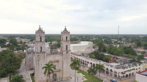 Vista panorámica de gran angular hacia abajo de la famosa iglesia de San Servacio, con la ciudad también en