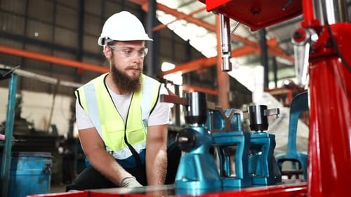 Trabajador que opera en torno manual
