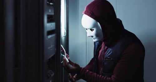 Cyberattaque et piratage masqué ou personne dans une salle de contrôle sombre avec cryptage des câbles réseau