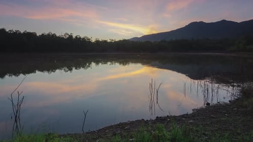 Morgendlicher Blick auf den nebligen Stausee oben auf dem Wasser, umgeben von Bergen. Wunderschöner Himmel.