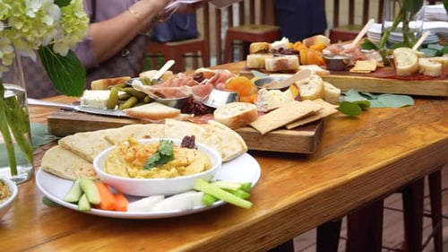 Faites glisser en douceur une planche à charcuterie à l'happy hour.