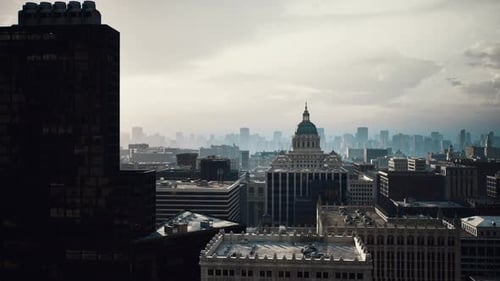 Dramático horizonte urbano con edificios abovedados iluminados y sombras