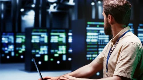 Systemadministrator bereitet Notfallwiederherstellungsplan für Serverkontinuität vor