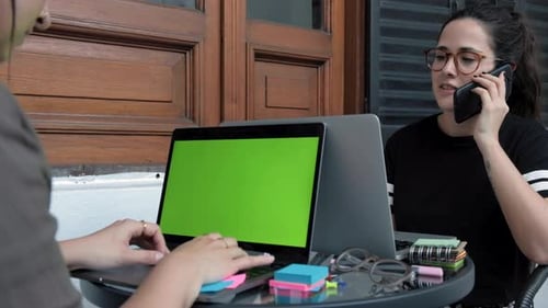 Foto orbital de duas lindas jovens freelancers trabalhando em conjunto com computadores e criando um