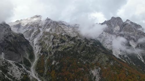 Montagnes préférées des alpinistes dans les Alpes d'Albanie, idéales pour l'escalade et la randonnée aux couleurs automnales