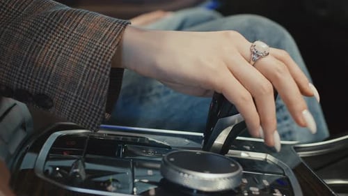 Mão de mulher anônima experimentando transmissão de marchas em carro novo