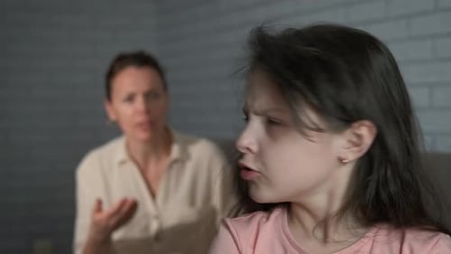 Relation familiale toxique sur canapé