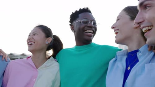 Grupo multirracial de jovens amigos felizes se divertindo juntos