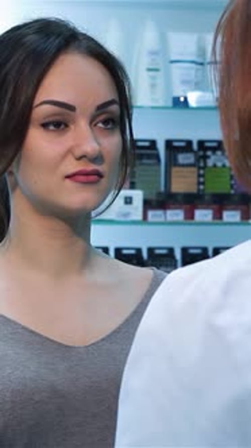 Un pharmacien offre des conseils personnalisés sur les médicaments à un client dans une pharmacie élégante