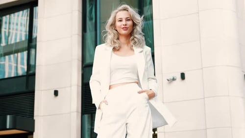 Linda mulher ao ar livre