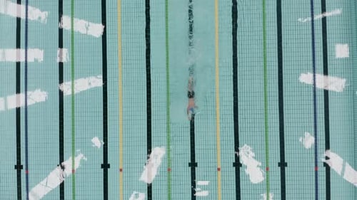 Un nadador profesional nadando en una piscina olímpica