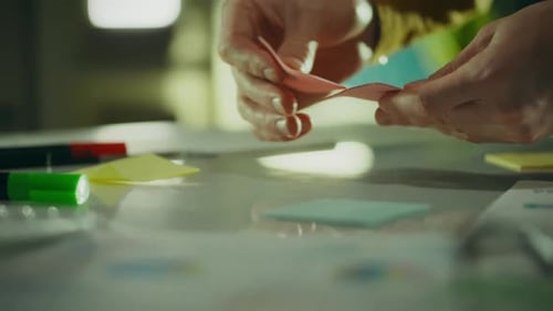 Pegajoso. Os trabalhadores da empresa em roupas de trabalhador estão analisando ativamente e de forma criativa as ideias na reunião
.