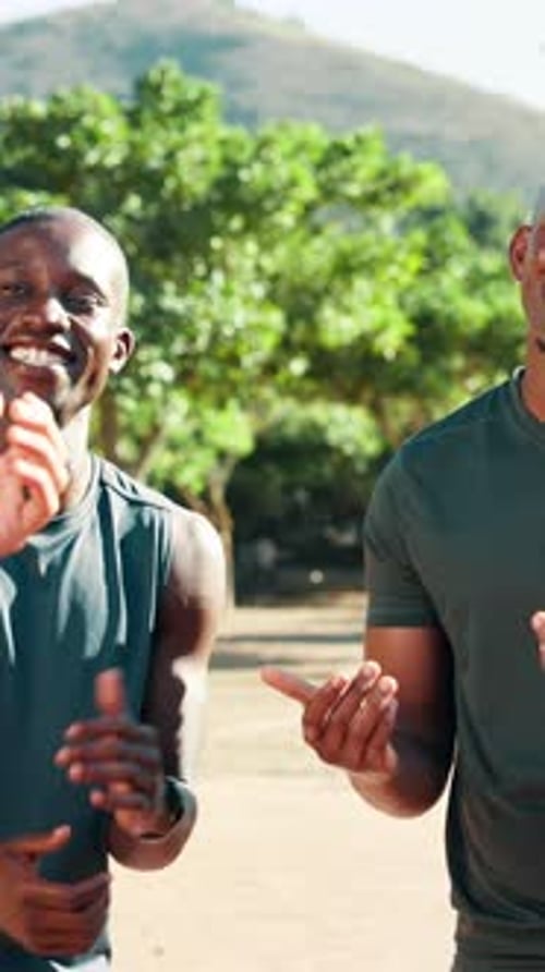 Park, Männer und Gespräche mit Freunden, Fitness und Bindungen in der Pause, Lachen und Workout-Planung