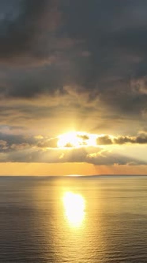 Coucher de soleil coloré sur la mer Méditerranée