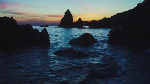 Dunkler Felsstrand im Süden Spaniens