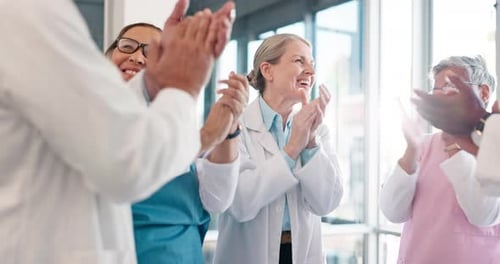 Médico, apoio e aplausos em comemoração pela união da equipe e pela conquista da saúde