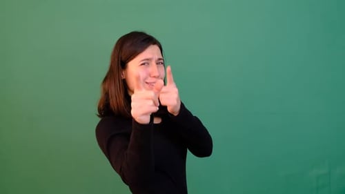 Frau zeigt Finger