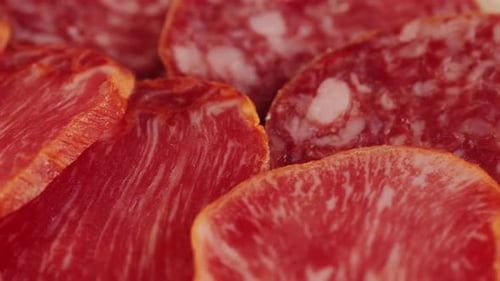 Mélange de saucisses de porc espagnoles, planche à découper d'appétissante collation catalane, fuet, jamon, chorizo, olives
